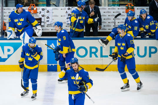 Sveriges spelare deppar när de lämnar isen