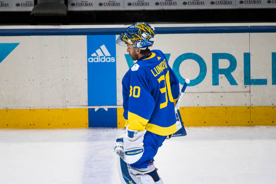 Sveriges målvakt Henrik Lundqvist deppar när han lämnar