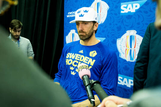 Sveriges målvakt Henrik Lundqvist deppar innan han ska