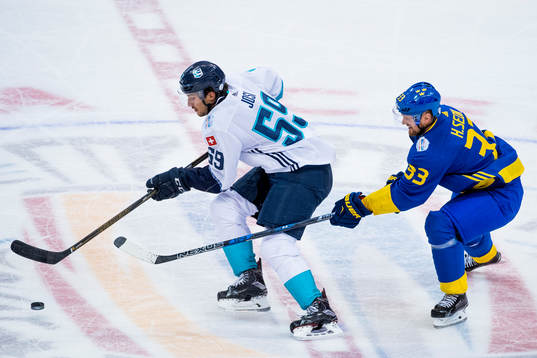 Europas Roman Josi jagas av Sveriges Henrik Sedin