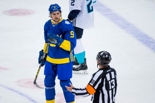 Sveriges Filip Forsberg i diskussion med domaren