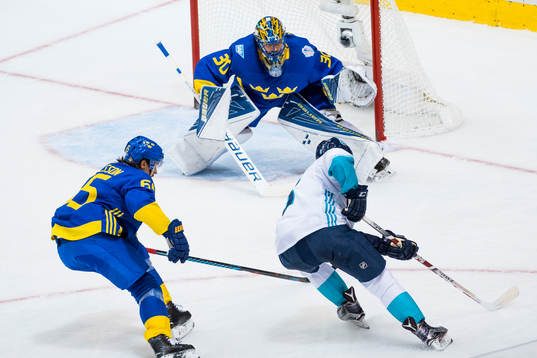 Europas Tobias Rieder och Sveriges Erik Karlsson och