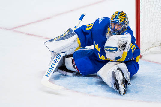 Sveriges målvakt Henrik Lundqvist räddar