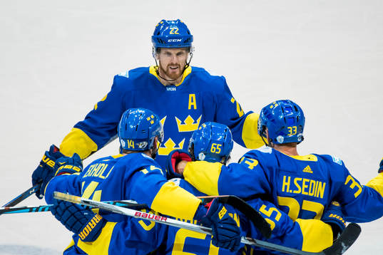 Sveriges Daniel Sedin jublar med Mattias Ekholm, Marcus