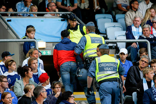 Ungdomar förs bort från läktaren