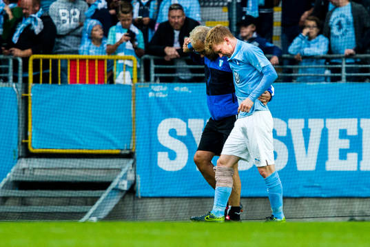 Malmö FFs Anders Christiansen får hjälp av plan