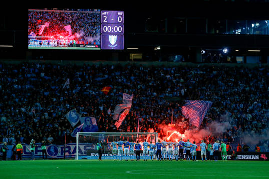 Malmö FFs spelare tackar publiken som bränner bengaler