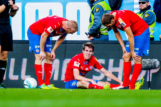 Helsingborgs Adam Eriksson (m) blir sittandes