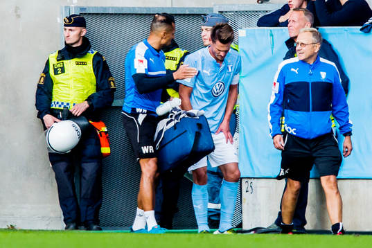 Malmö FFs Markus Rosenberg vid sidan av planen