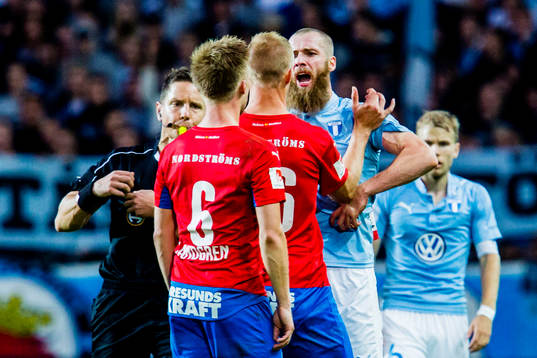 Malmö FFs Jo Inge Berget i diskussion med Helsingborgs