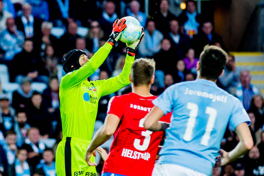 Helsingborgs målvakt Matt Pyzdrowski fångar bollen