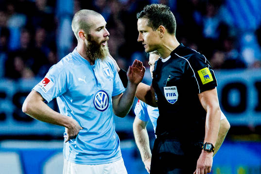 Malmö FFs Jo Inge Berget i diskussion med domare Martin