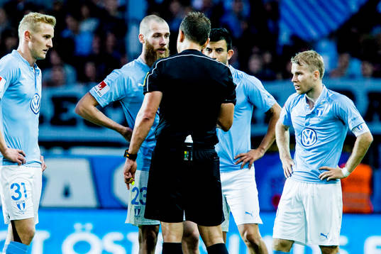 Malmö FFs Jo Inge Berget i diskussion med domare Martin