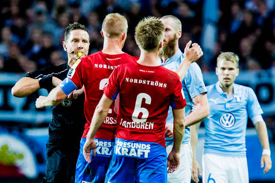 Domaren Martin Strömbergsson avstyr bråk mellan