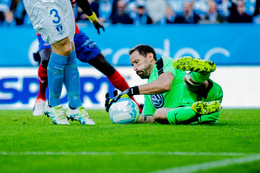 Malmö FFs målvakt Johan Wiland räddar bollen