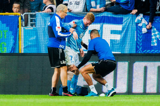 Malmö FFs Anders Christiansen får hjälp av plan