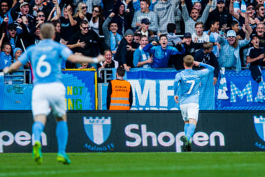 Malmö FFs Anders Christiansen jublar framför klacken