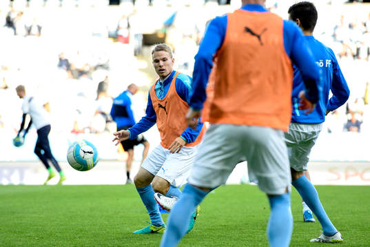 Malmö FFs Oscar Lewicki värmer upp