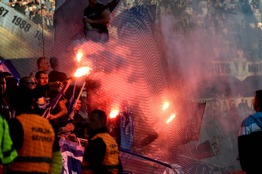 Malmö FFs supportrar bränner bengaler