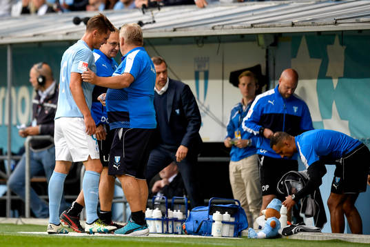 Malmö FFs Markus Rosenberg lämnar planen skadad
