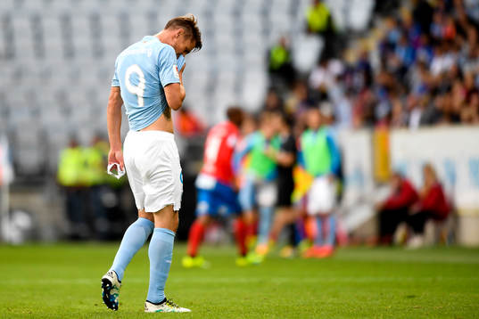 Malmö FFs Markus Rosenberg lämnar planen skadad