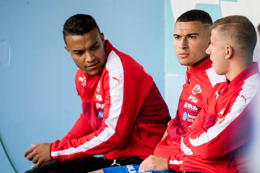 Helsingborgs Tyrell Rusike och Jordan Larsson på bänken