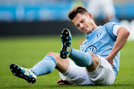 Malmö FFs Markus Rosenberg skadar sig och tvingas utgå