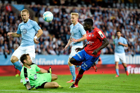 Helsingborgs Lalawélé Atakora och Malmö FFs målvakt