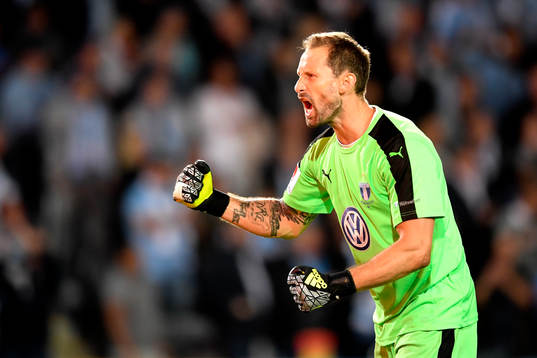 Malmö FFs målvakt Johan Wiland jublar