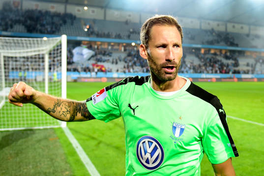 Malmö FFs målvakt Johan Wiland jublar