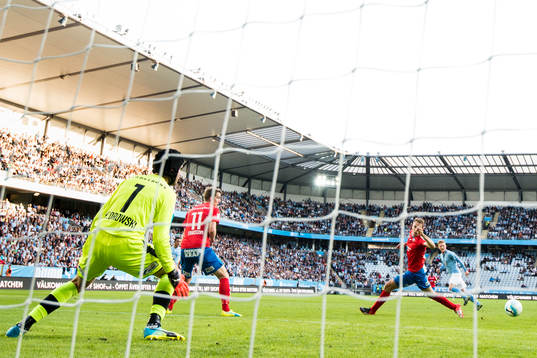 Malmö FFs Anders Christiansen gör 1-0 bakom Helsingborgs