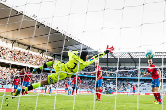 Helsingborgs målvakt Matt Pyzdrowski kastar sig