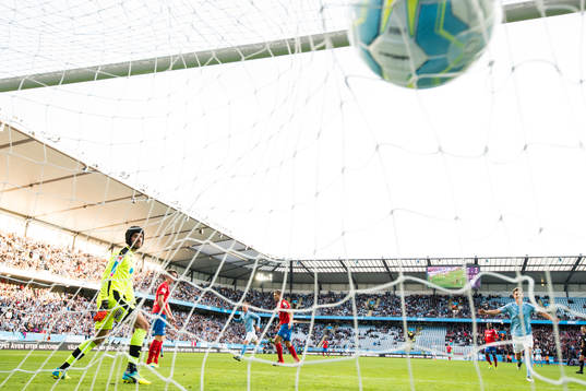 Malmö FFs Anders Christiansen (ej i bild) gör 1-0 bakom