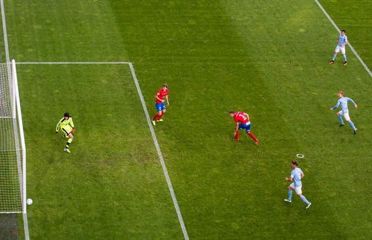 Malmö FFs Anders Christiansen (th) gör 1-0 bakom