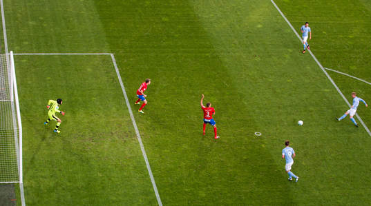 Malmö FFs Anders Christiansen (th) gör 1-0 bakom