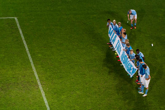 Malmö FFs supportrar jublar mot publiken