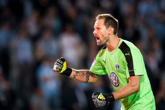 Malmö FFs målvakt Johan Wiland jublar