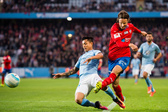 Helsingborgs Linus Hallenius och Malmö FFs Yoshimar Yotún