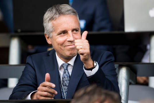 Malmö FFs Per Ågren gör tummen upp på läktaren