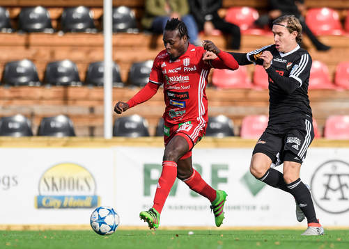 s Tetteh Komey jagas av Enskedes Thibault Liozon Molinatti