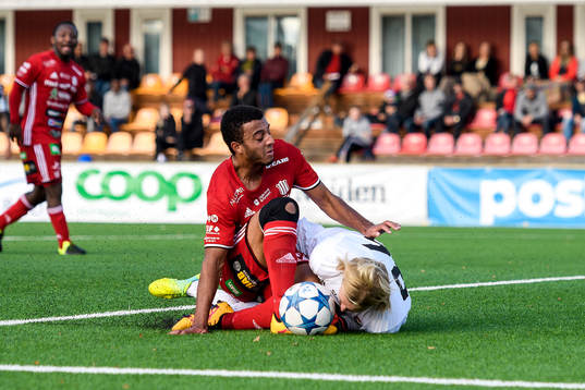 s Karl Cunningham och Enskedes målvakt William Eskelinen