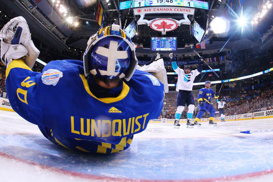 Sveriges målvakt Henrik Lundqvist deppar samtidigt som