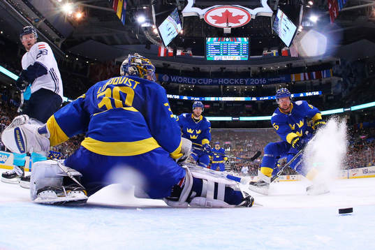 Europas Thomas Vanek utmanar Sveriges målvakt Henrik