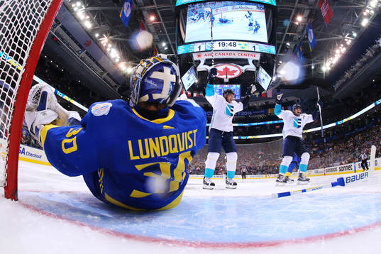 Sveriges målvakt Henrik Lundqvist deppar samtidigt som