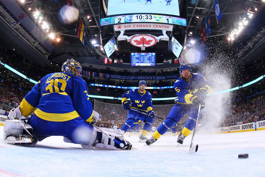 Sveriges målvakt Henrik Lundqvist, Victor Hedman och Anton