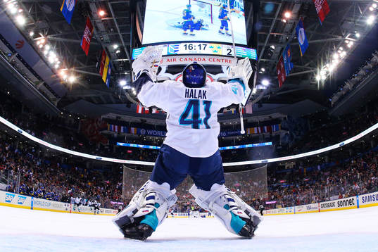 Europas målvakt Jaroslav Halak jublar