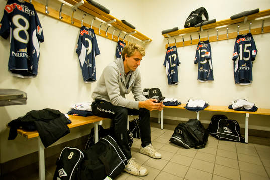 Gefles Johan Oremo sitter i omklädningsrummet