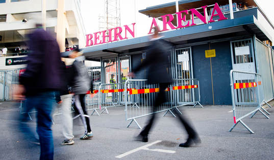 Personer går utanför Behrn Arena
