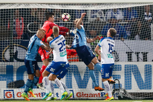 Djurgårdens Niklas Gunnarsson nickar in ett mål som blir