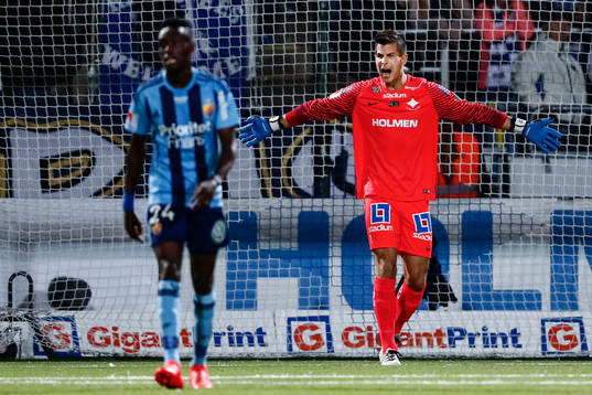 Norrköpings målvakt Andreas Vaikla reagerar